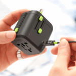 Goui UniqPD Travel Charger branché à plusieurs appareils
