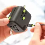 Goui UniqPD Travel Charger branché à plusieurs appareils