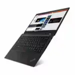 Lenovo ThinkPad T495s fermé sur une table