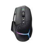 Souris G502X posée sur un bureau gamer