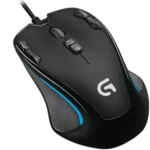 Logitech G300s avec main tenant la souris