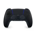 Manette DualSense posée sur un bureau gamingManette DualSense posée sur un bureau gaming