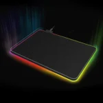 Setup de jeu avec tapis de souris RGB