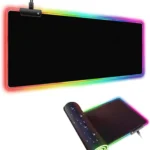 Tapis de souris gamer RGB allumé sur bureau setup