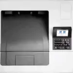 HP M507dn en fonctionnement dans un bureau