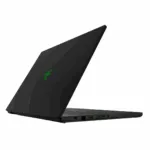 Razer Blade 18 vue de face avec écran allumé