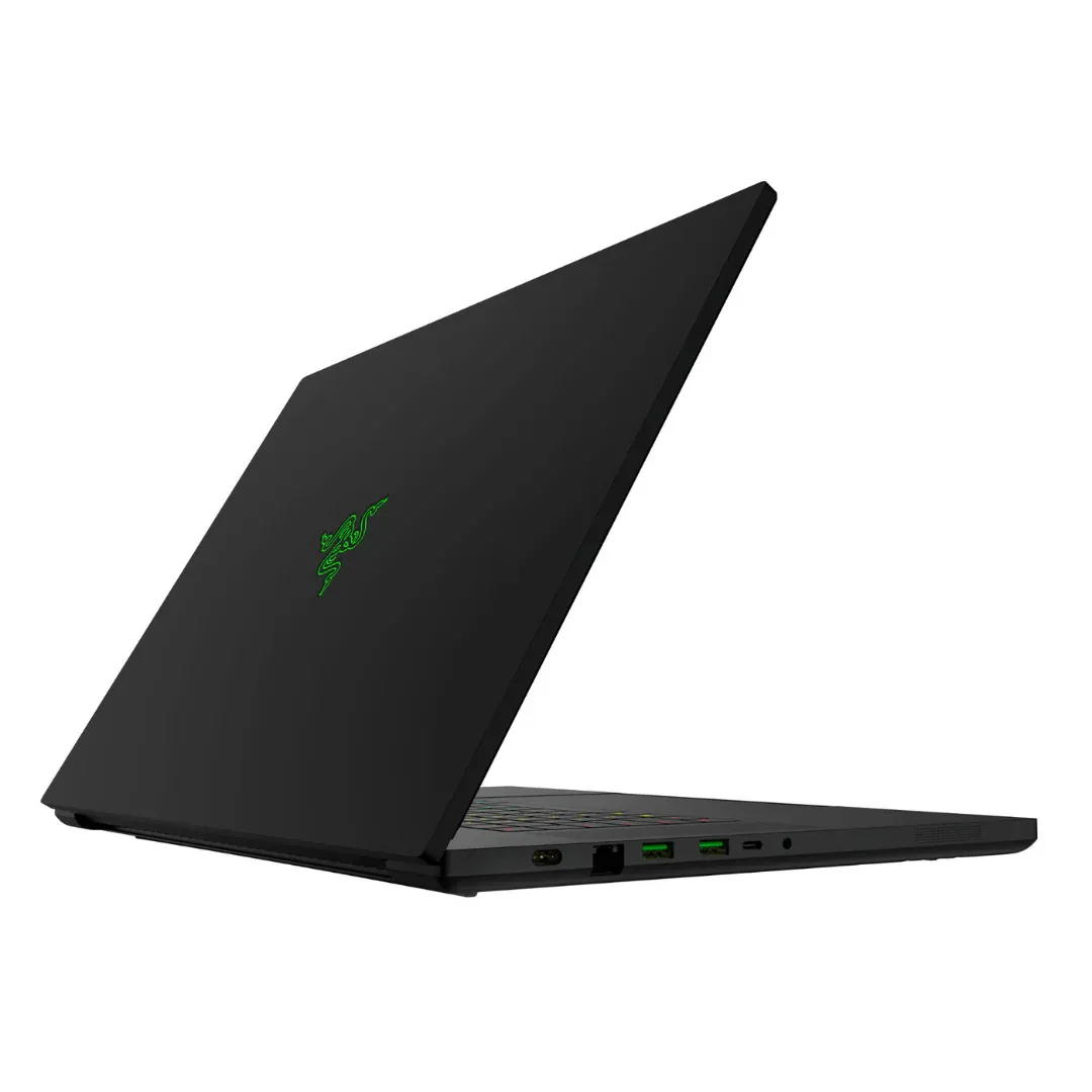Razer Blade 18 vue de face avec écran allumé