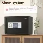 Gros plan sur la serrure numérique et la clé de secours pour une sécurité optimale